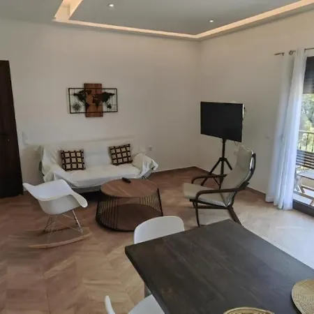 Theasis1 * Néos Marmarás