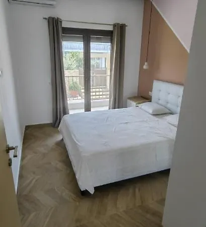 Theasis1 * Néos Marmarás